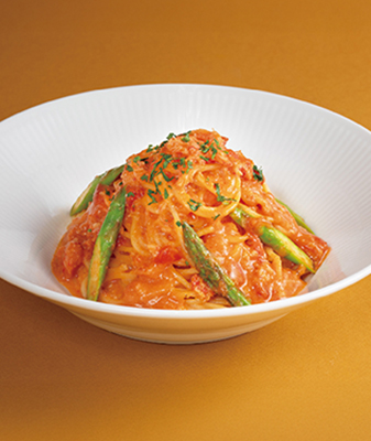 紅ずわい蟹とグリーンアスパラのトマトクリーム