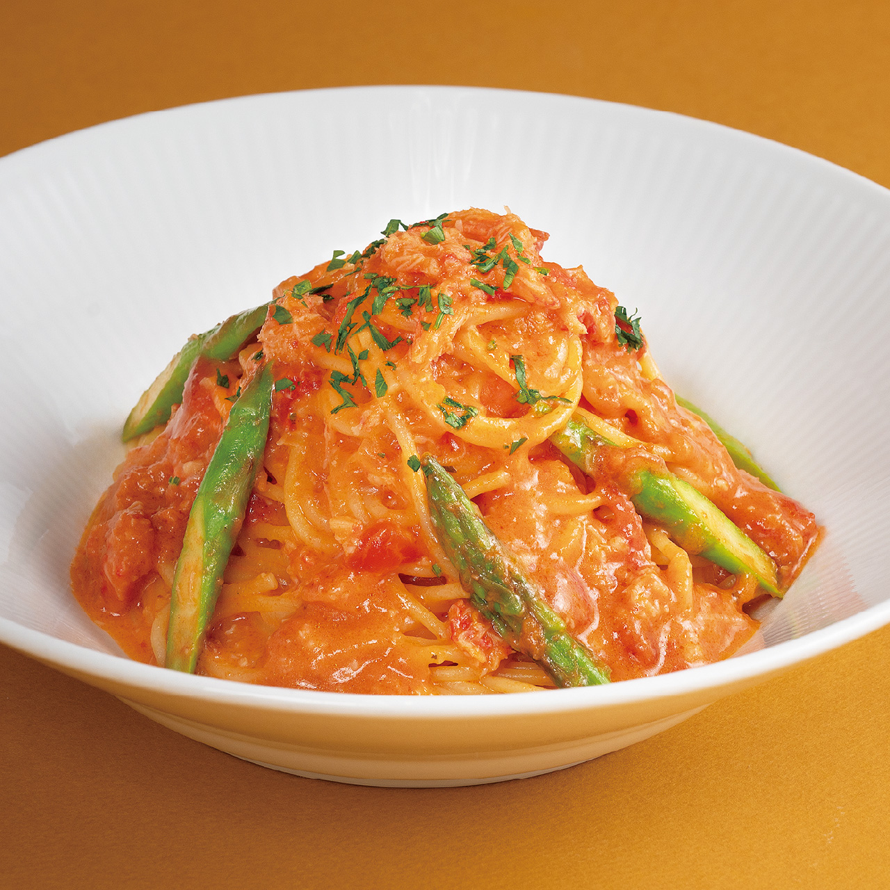 紅ずわい蟹とグリーンアスパラのトマトクリーム