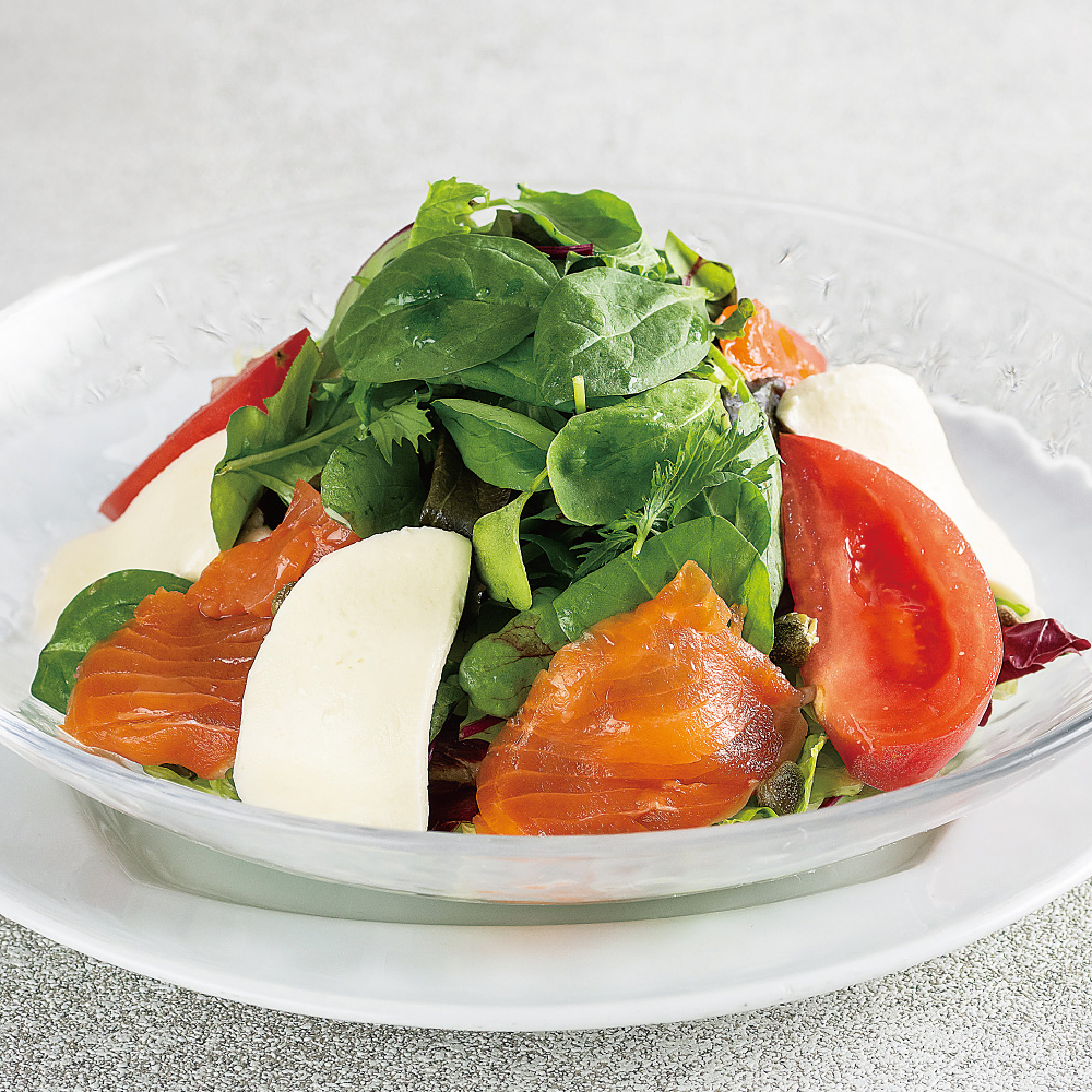 スモークサーモンとモッツァレラチーズのサラダ