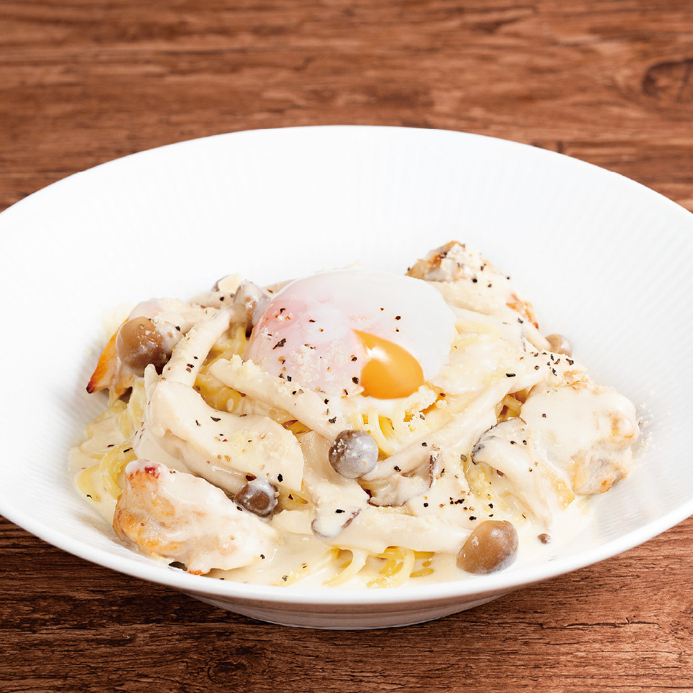 半熟卵とチキン・きのこのカルボナーラ