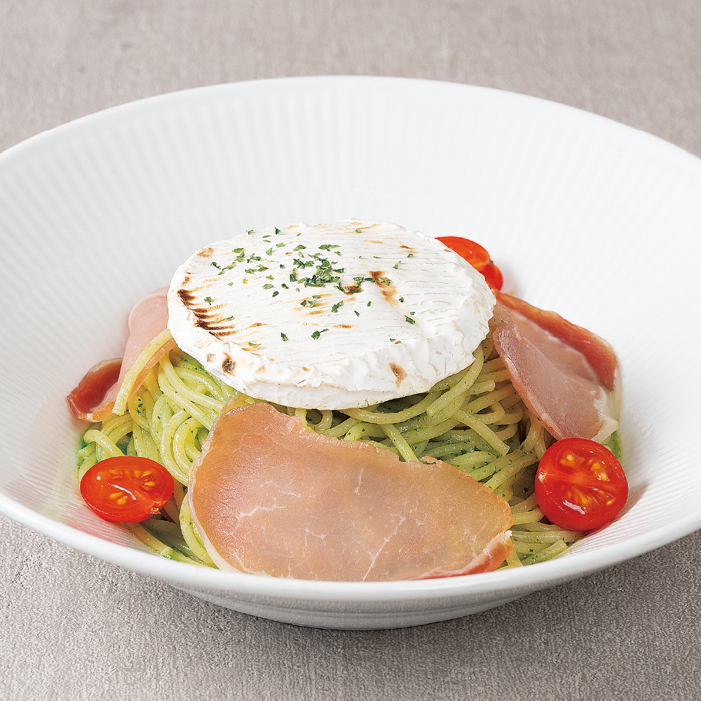 焼きカマンベールチーズと生ハムのジェノベーゼ