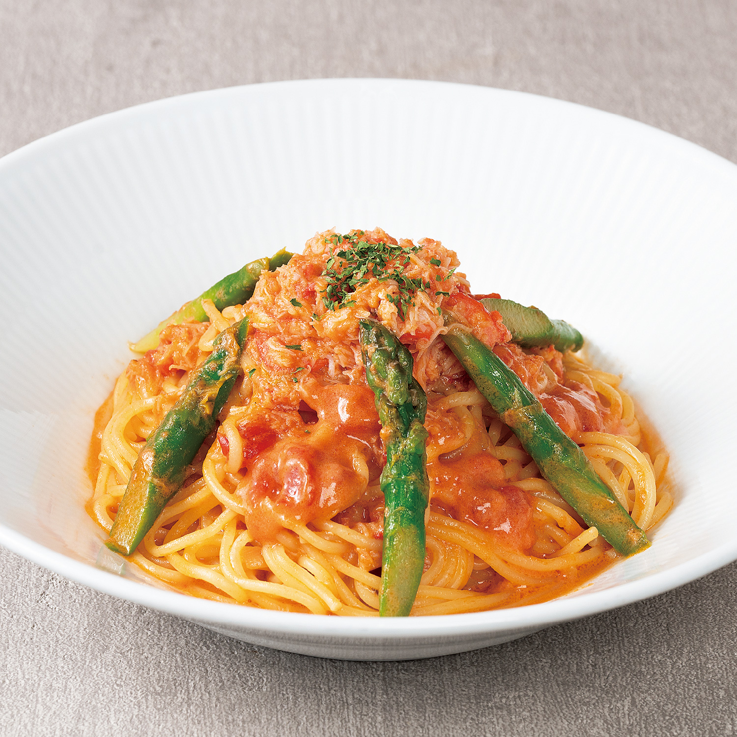 紅ずわい蟹とグリーンアスパラのトマトクリーム